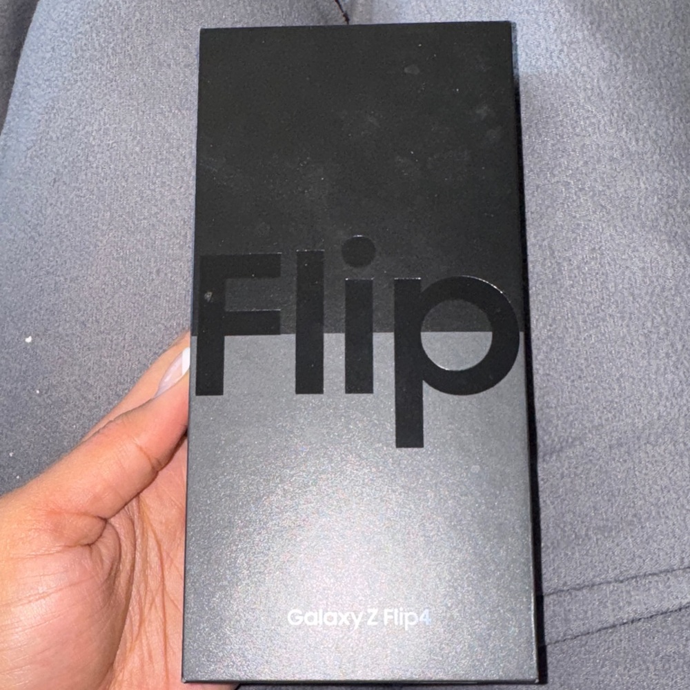 Samsung Galaxy Z Flip4 Phone